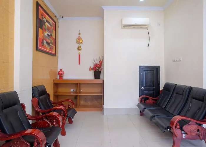 RedDoorz at Hotel Rich Parepare near Pantai Mattirotasi